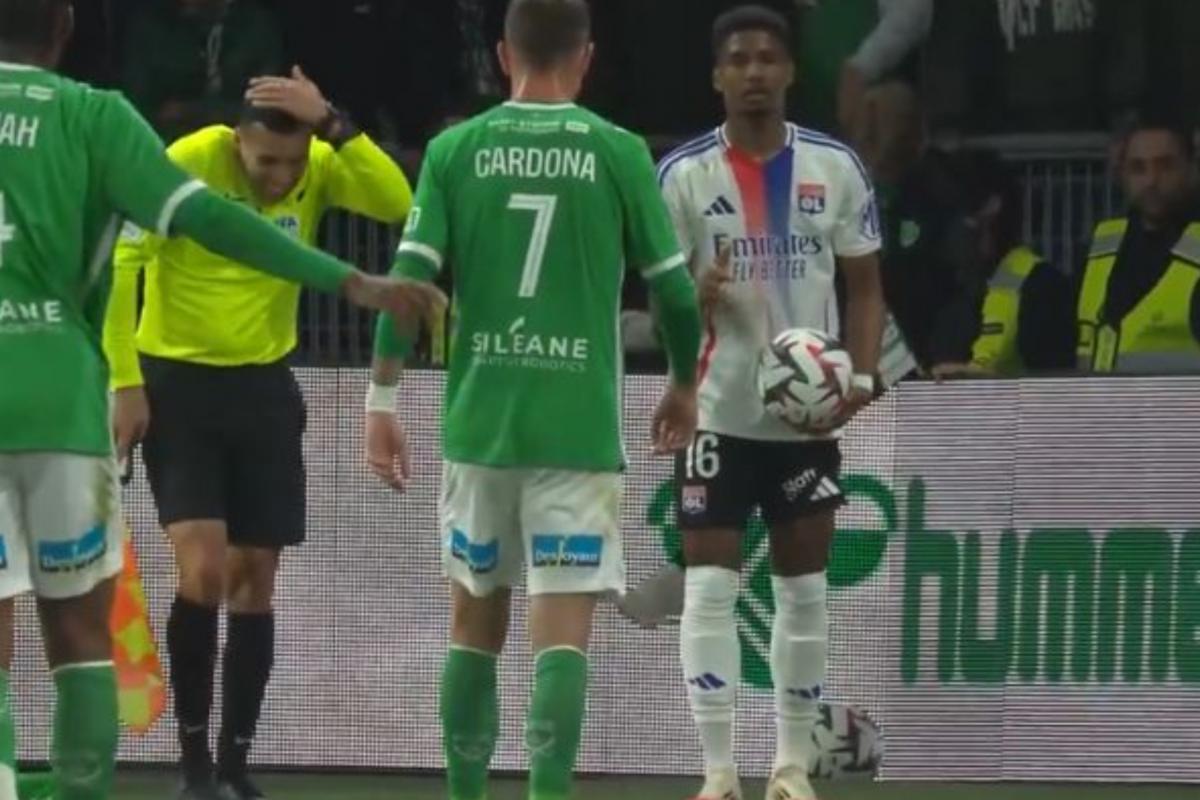 They suspend the Derbi St.-étienne-Lyon after an aggression to the referee