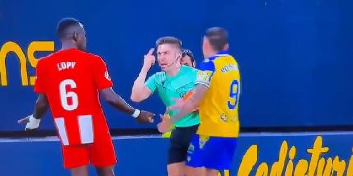 “You are crazy”, the unusual and controversial gesture of the referee to Lopy